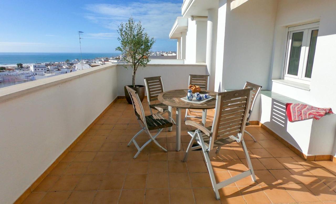 Apartamento tipo penthouse con enorme terraza y vistas al mar Conil De La Frontera Exterior foto